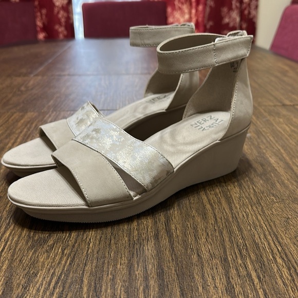 Naturalizer Women's Theron Beige/ Gold Wedge Sandals, Size 9 - Picture 3 of 13